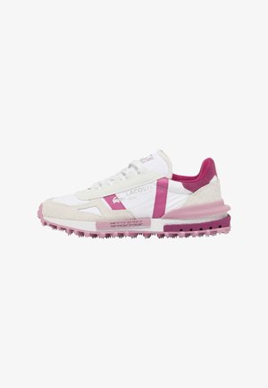 Baskets blanches avec des accents roses, dotées d'un design à lacets, en daim texturé, et d'une semelle épaisse et robuste avec des pointes pour la traction.