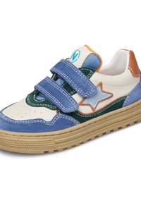 Dětské volnočasové tenisky s modrými semišovými pásky, bílými a zelenými koženými panely, hvězdným detailem a béžovou gumovou podrážkou.