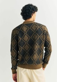 Maglione in lana marrone e nera con motivo a diamante, colletto e polsini a coste, tessuto strutturato e vestibilità rilassata.