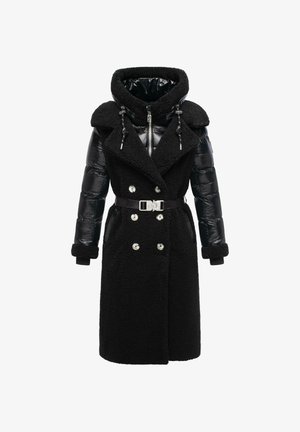 Schwarzer Mantel mit einer Kombination aus plüschigen und glänzenden Außenmaterialien, doppelreihigem Design, großem Kragen und tailliertem Bund.