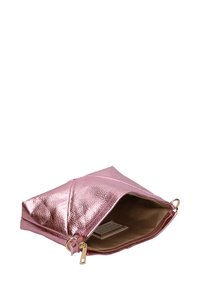 Borsa a mano metallizzata rosa con finitura texturizzata e cerniera dorata. L'interno è in tessuto beige, che mostra il design aperto della borsa.