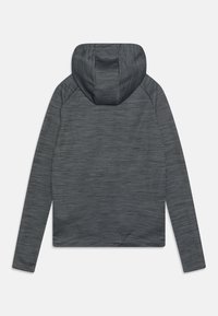 Sweat à capuche gris foncé avec un motif texturé. Caractérisé par des manches longues et un design ajusté avec une construction sans couture.