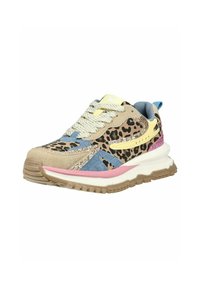 Baskets épaisses à imprimé léopard, en daim beige, avec des accents bleus et roses, des détails jaunes, une semelle épaisse et des lacets couleur crème.