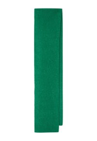 Écharpe verte côtelée, longue et rectangulaire, présentant une surface texturée avec un motif uniforme sur toute sa longueur.