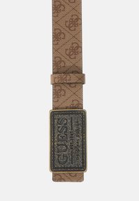 Ceinture en tissu marron à motif avec une boucle en métal rectangulaire portant le logo "GUESS" en lettres en relief et une finition texturée.