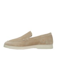 Beige Suede Slipperschuh mit glatter Textur, abgerundetem Zehenbereich und minimalen Nähdetails. Weiße Gummisohle für Komfort und Flexibilität.