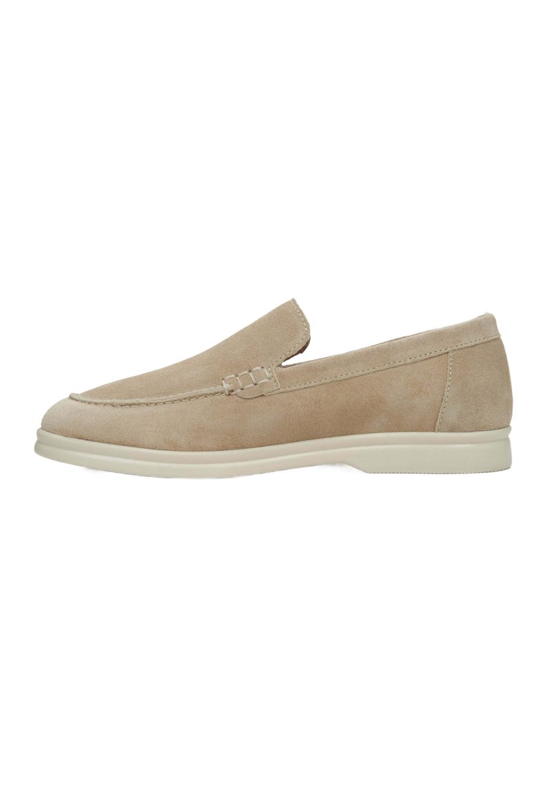 Beige Suede Slipperschuh mit glatter Textur, abgerundetem Zehenbereich und minimalen Nähdetails. Weiße Gummisohle für Komfort und Flexibilität.