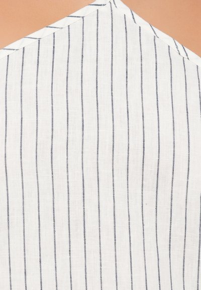 Bela tkanina z ozkimi mornarsko modrimi črtami, ki ima teksturiran vzorec. Material daje lahek, zračen videz in ima čisto, preprosto zasnovo.