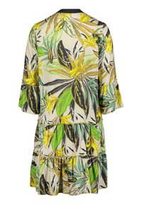 Robe fleurie avec des motifs de feuilles jaunes, vertes et noires, présentant un design à volants et des manches évasées, fabriquée en tissu léger.
