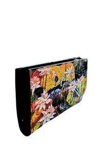 Portafoglio multicolore con design floreale, caratterizzato da una superficie testurizzata, bordi neri e un logo visibile che recita "Gab 581."