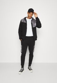 Kings Will Dream AXEL JOGGER - Calças de fato de treino - jet black