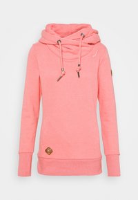 Korallfärgad hoodie med cowl-hals, justerbara dragsnören, ribbade muddar och fåll, med en logopatch på nederkanten. Mjuk, strukturerad tyg.