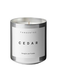 Duftende Kerze in einer silbernen Dose mit einem weißen Etikett, auf dem schwarzer Text "CEDAR" und "TANGENTGC" steht. Enthält einen Docht.