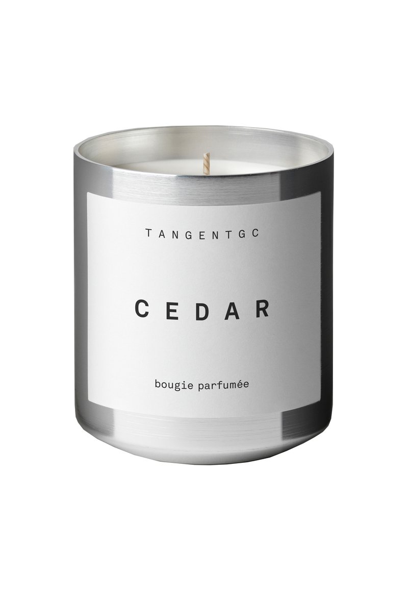 Duftende Kerze in einer silbernen Dose mit einem weißen Etikett, auf dem schwarzer Text "CEDAR" und "TANGENTGC" steht. Enthält einen Docht.