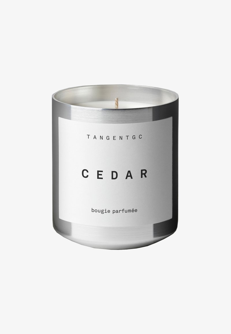 Duftende Kerze in einer silbernen Dose mit einem weißen Etikett, auf dem schwarzer Text "CEDAR" und "TANGENTGC" steht. Enthält einen Docht.