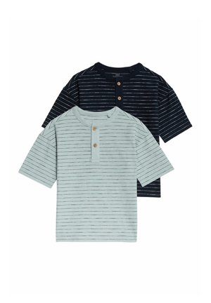 Dos camisetas de manga corta: una verde claro con finas rayas oscuras y otra azul marino con rayas similares. Cada una cuenta con botones de madera en el escote.