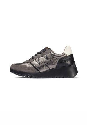 Sneaker de cuero gris con acabado texturado, presenta acentos negros, punta redonda y una suela gruesa y serrada. Diseño con cordones.