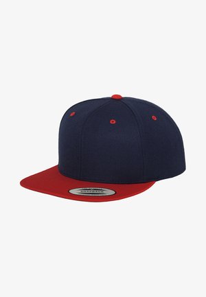 Granatowa czapka snapback z czerwoną daszkiem, z płaskim daszkiem, teksturą materiału oraz dopasowanym wierzchołkiem i otworami wentylacyjnymi.