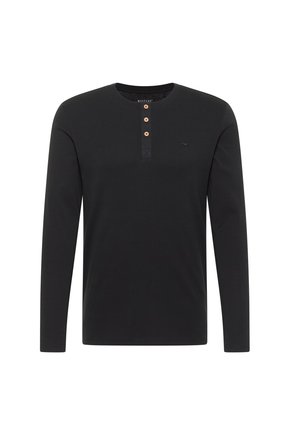 Camisa henley de algodón negro de manga larga con cuello redondo, tapeta de tres botones y pequeño logo bordado en el pecho.