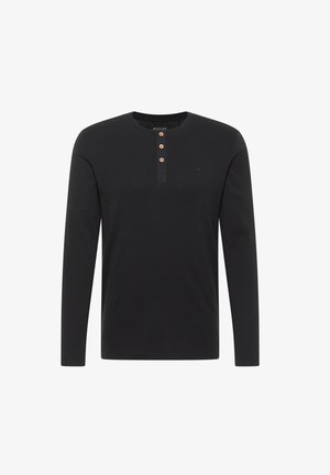 Pikkade varrukatega must puuvillane henley-särk ümmarguse kaelusega, kolme nupuga lähemus ja väikese brodeeritud logoga rinnal.