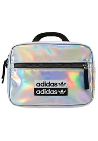 Bolsa rectangular holográfica con cremallera y asa negras. Presenta dos logotipos de Adidas negros sobre un fondo blanco. Textura lisa y brillante.