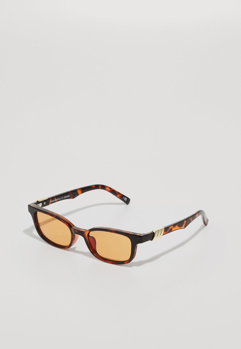 Ochelari de soare din scoică cu rame rectangulare, lentile portocalii și balamale cu accente de aur. Material plastic ușor.