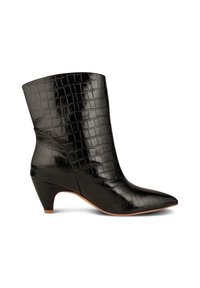 Botte en cuir noire mi-mollet avec texture crocodile, bout pointu et talon bas incliné sur fond blanc.