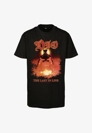Camiseta de algodón negra con un diseño gráfico de una figura musculosa sobre un fondo naranja, con el texto "DIO THE LAST IN LINE."