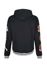 Felpa nera corta con cappuccio, con scritte bianche sul maniche sinistro e forti accenti arancioni sul maniche destro. Dettaglio a strisce sul bordo.