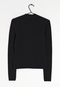 Maglione nero a maniche lunghe con collo alto, realizzato in un morbido tessuto testurizzato. Presenta un taglio pulito senza decorazioni. Appeso a un gancio.