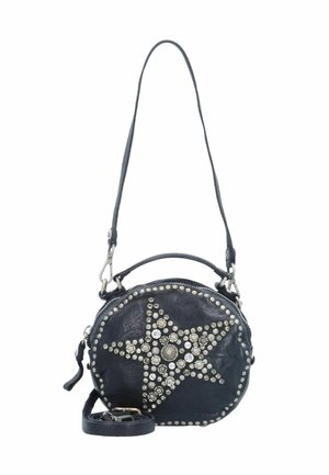 Runde schwarze Lederhandtasche mit einem Sternendesign aus silbernen Nieten und Kristallen, mit einem oberen Griff und einem langen Schulterriemen.