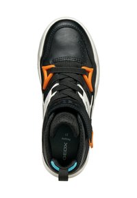 Zwarte leren sneaker met oranje accenten, witte details en zwarte veters. Beschikt over een gevoerde binnenkant en een trekker tab aan de achterkant voor gemakkelijk aan- en uitdoen.