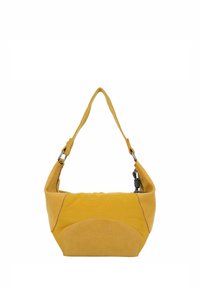 Geel suède handtas met een gebogen vorm, enkele schouderriem en logodetail aan één zijde. Beschikt over een gladde textuur en een minimalistisch ontwerp.