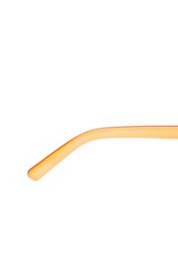 Pomarańczowa oprawka okularów z gładkim, błyszczącym wykończeniem. Koniec jest lekko zaokrąglony z subtelnym akcentem w ciemniejszym odcieniu.