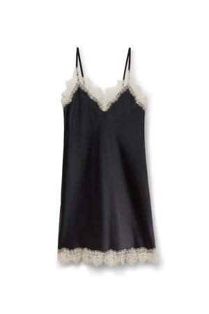 Sort satin slip kjole med tynde stropper, med hvid blondekant langs halsudskæringen og kanten.