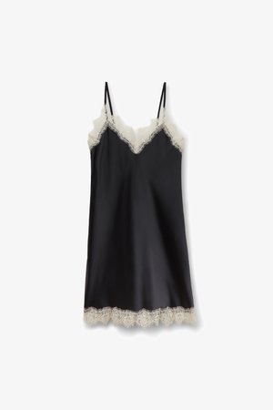 Sort satin slip kjole med tynde stropper, med hvid blondekant langs halsudskæringen og kanten.