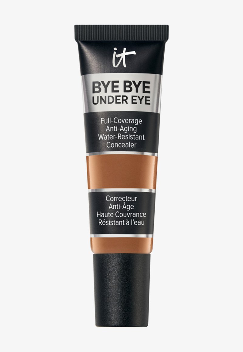 Tube de correcteur haute couvrance anti-âge et résistant à l'eau "it Bye Bye Under Eye" avec capuchon noir et texte multilingue sur un emballage noir et marron.