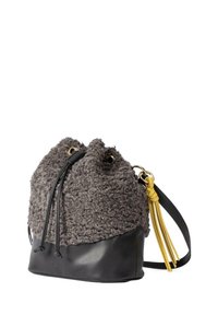 Parte superior de piel sintética texturizada gris con base de cuero negro, cierre con cordón, y borla de acento en amarillo. Forma de cubo con correa ajustable.