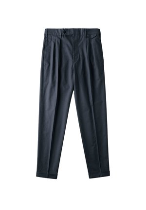 Pantalones de color azul marino oscuro con un ajuste relajado, frente con pliegues y una textura de tela suave. Cuenta con cierre de botón y bolsillos laterales.