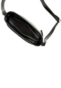 Borsa a spalla in pelle nera con una texture liscia, forma ovale, tasca frontale con zip e tracolla regolabile. Interno con due scomparti.