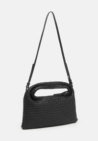 Borsa a tracolla nera intrecciata con una forma strutturata, manico a intaglio e tracolla removibile. Presenta una chiusura con zip per un sicuro stoccaggio.