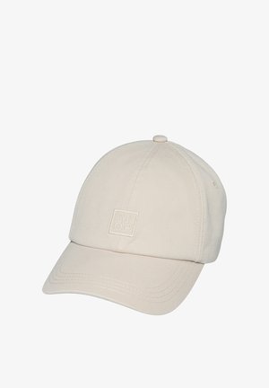Beige Baseballkappe mit gebogenem Schirm und einem aufgenähten Logo-Patch mit den Buchstaben "MOP" auf der Vorderseite.