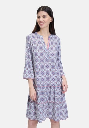Hellblaues Tunika-Kleid mit einem floralen Muster in Rosa und Marineblau, featuring einen V-Ausschnitt, drei Viertel Glockenärmel und einem gestuften Saum.