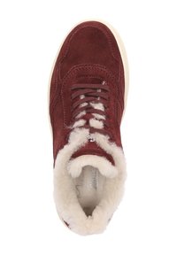 Burgunderfarbene Wildleder-Sneaker mit weißem Kunstfellfutter, flachen Schnürsenkeln und einer cremefarbenen Gummisohle. Verstärkter Zehenbereich und gepolsterter Kragen.