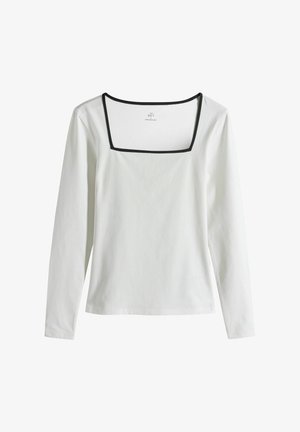 Camicia bianca a maniche lunghe con scollatura quadrata, dotata di rifiniture nere attorno al colletto e ai polsini. Tessuto in cotone leggero e liscio.