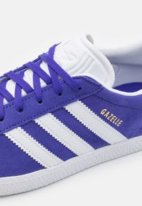 adidas Originals GAZELLE UNISEX - Sneakers - energy ink/cloud white/gold metallic