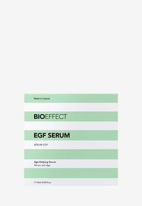 Boîte blanche avec des rayures vertes ; étiquetée "SERUM EGF BIOEFFECT" et "Sérum Anti-Âge". Le texte inclut "Fabriqué en Islande" et le volume du produit, 15 ml.