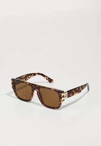Ochelari de soare cu ramă din scoică, cu lentile maro, formă rectangulară, rame groase și accente aurii pe balamale. Model texturat pe rame.
