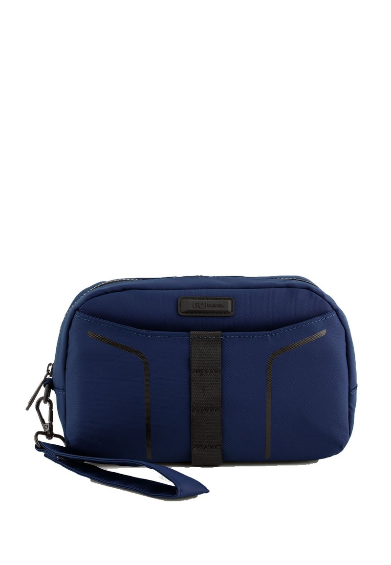 Marinblå nylonpåse med svarta accenter, utrustad med handledsrem och dragkedjestängning. Slät yta och rektangulär form med subtila designlinjer.
