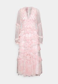 Abito rosa con strati arricciati, maniche lunghe trasparenti e scollatura a V. Presenta un tessuto texturizzato e una silhouette leggera e fluida.